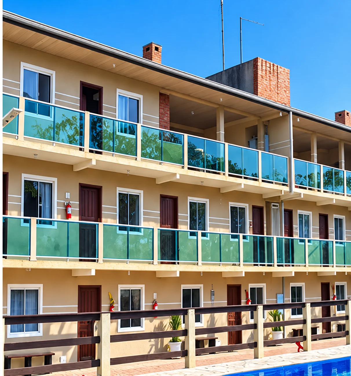 Fachada do Residencial Havaí com varandas e piscina em primeiro plano