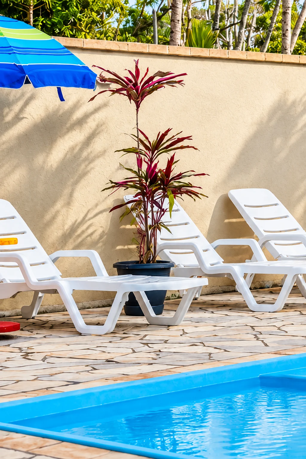 Piscina ao ar livre do Residencial Havaí, em Guaratuba