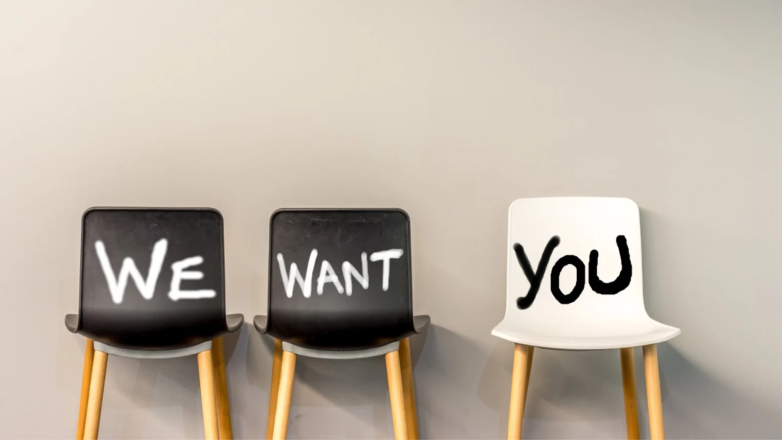 Cadeiras com as palavras We, Want e You, imagem publicada pela UNI.CO para falar sobre pessoas e recrutamento